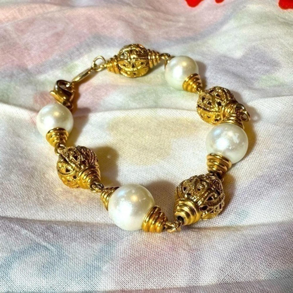 Napier gold and white bead bracelet, vintage, beautiful!